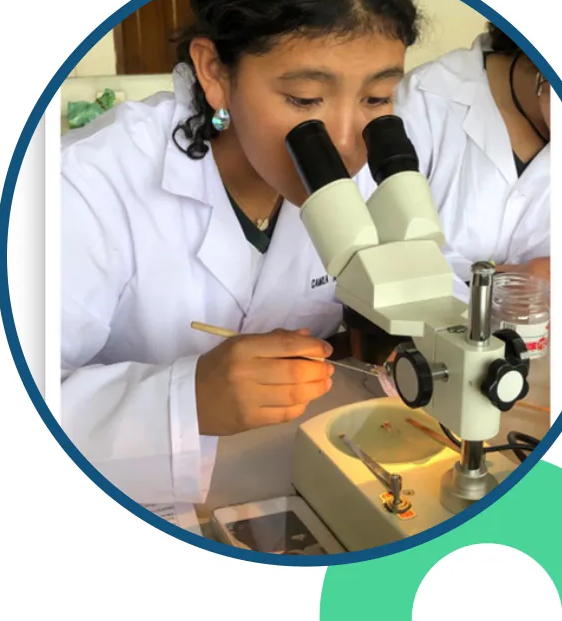 Estudiante en laboratorio de ciencias